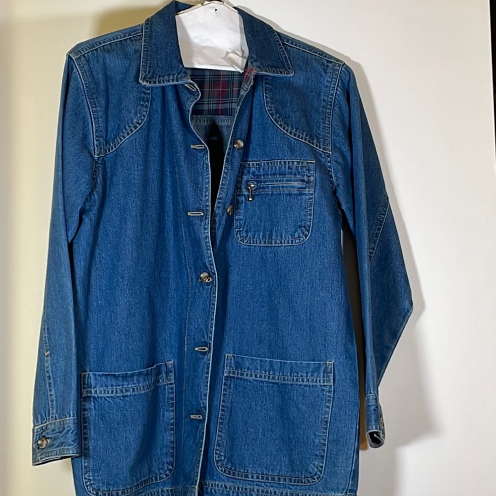 What a beautiful jean jacket!! The buttons and lining add style and flare.